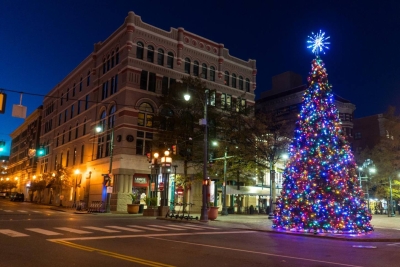 Der Weihnachtsbaum in der Main Street