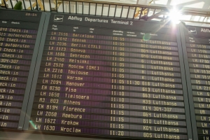 Meistens geht der erste Blick am Flughafen direkt zur Anzeigetafel