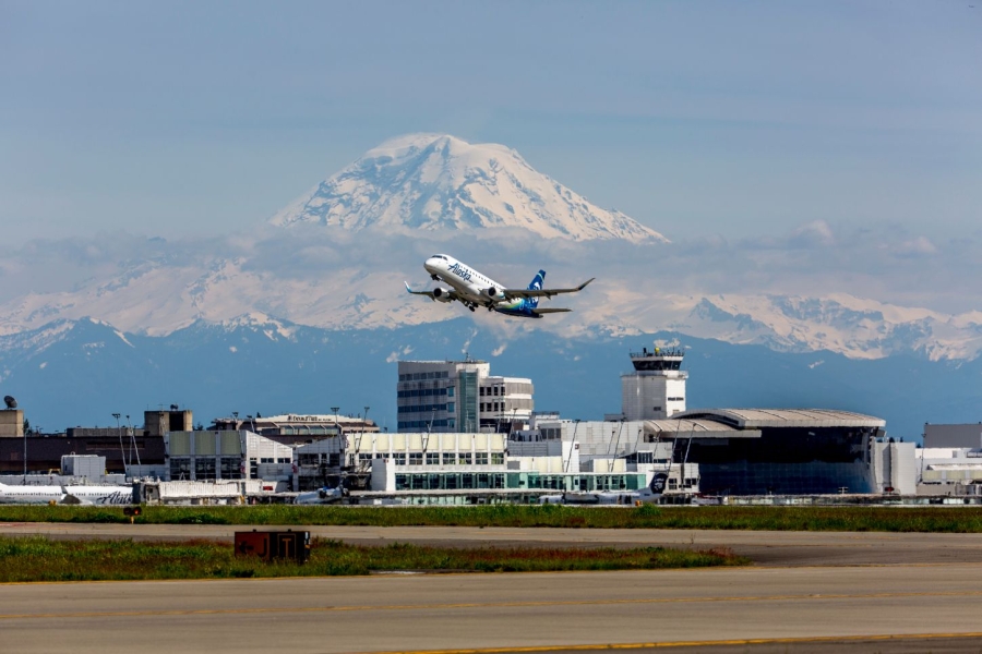 Seattle-Tacoma Airport mit Mount Rainier im Hintergrund