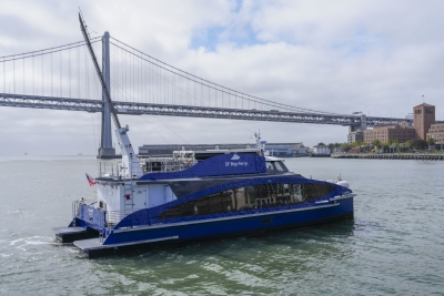 Die neue Wasserstoff-Fähre vor der Oakland Bay Bridge