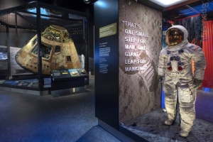 Kommandomodul Columbia und der Raumanzug von Neil Armstrong (Apollo 11 Mission)
