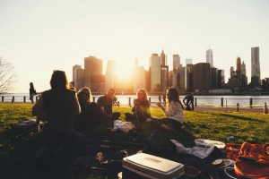 Gemeinsames Picknick im Brooklyn Bridge Park, New York